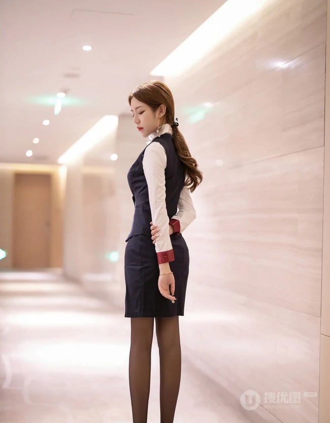清秀可人苗条女生梦梵空乘制服装深袜袜穿着酒店前后忙碌高清写真套图
