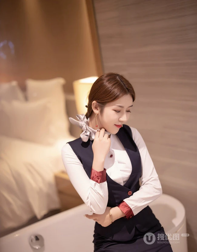 清秀可人苗条女生梦梵空乘制服装深袜袜穿着酒店前后忙碌高清写真套图
