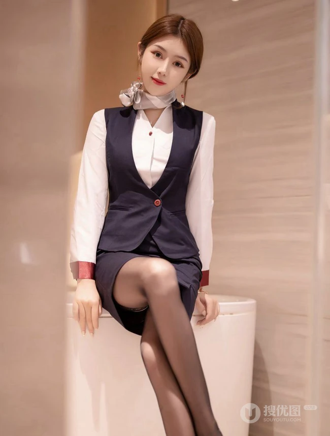 清秀可人苗条女生梦梵空乘制服装深袜袜穿着酒店前后忙碌高清写真套图