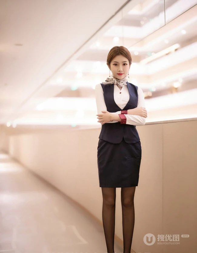 清秀可人苗条女生梦梵空乘制服装深袜袜穿着酒店前后忙碌高清写真套图