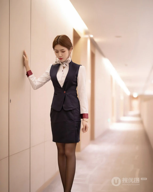 清秀可人苗条女生梦梵空乘制服装深袜袜穿着酒店前后忙碌高清写真套图