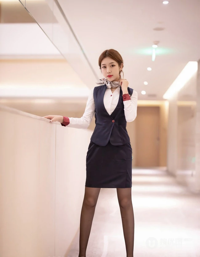 清秀可人苗条女生梦梵空乘制服装深袜袜穿着酒店前后忙碌高清写真套图