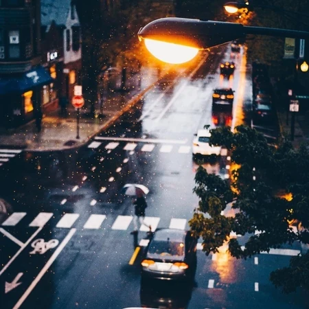 城市，下雨天，街道，马路 拿着雨伞的人们唯美非主流意境图片