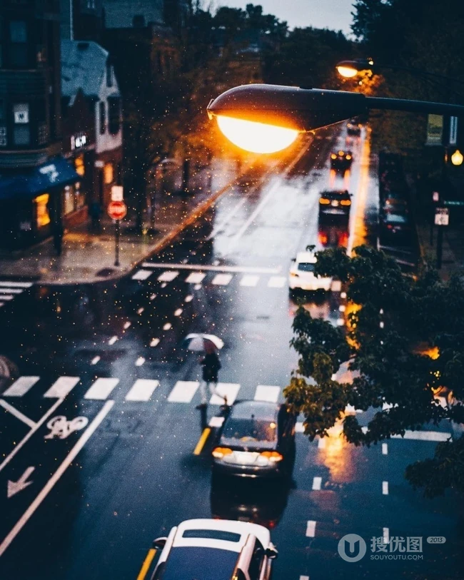 城市，下雨天，街道，马路 拿着雨伞的人们唯美非主流意境图片