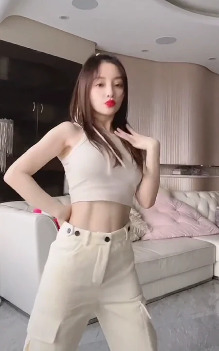 李小璐晒出一段跳舞视频，腰肢纤细身材好！