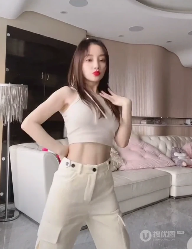 李小璐晒出一段跳舞视频，腰肢纤细身材好！