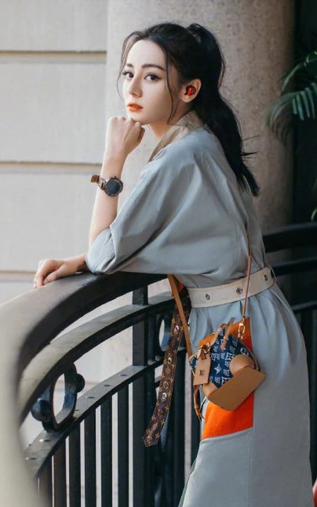 迪丽热巴清爽简约灰裙，小挎包，运动鞋穿搭居家优雅写真图片