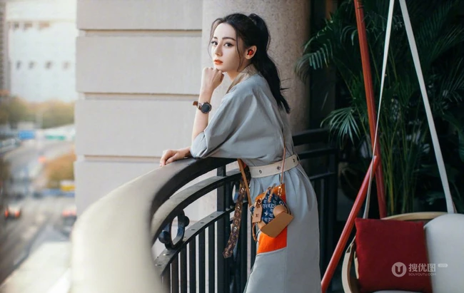 迪丽热巴清爽简约灰裙，小挎包，运动鞋穿搭居家优雅写真图片