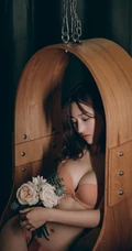 手捧花束的气质家居服女人与老式留声机居家室内复古韵味十足写真美照