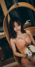 手捧花束的气质家居服女人与老式留声机居家室内复古韵味十足写真美照