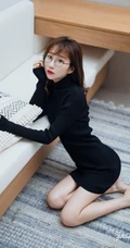 戴眼镜的可爱黑裙女生小姐姐，天生的衣服架子，怎么穿都好看！