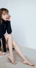 戴眼镜的可爱黑裙女生小姐姐，天生的衣服架子，怎么穿都好看！