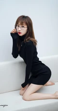 戴眼镜的可爱黑裙女生小姐姐，天生的衣服架子，怎么穿都好看！