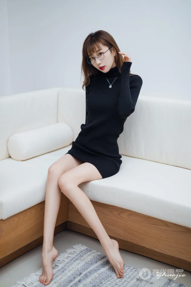 戴眼镜的可爱黑裙女生小姐姐，天生的衣服架子，怎么穿都好看！