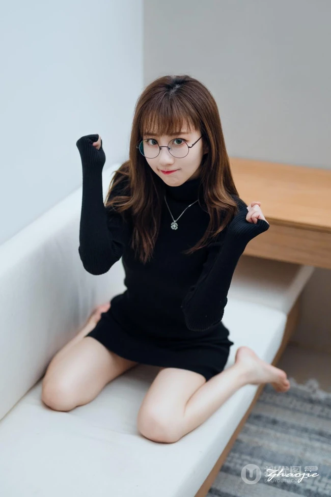 戴眼镜的可爱黑裙女生小姐姐，天生的衣服架子，怎么穿都好看！