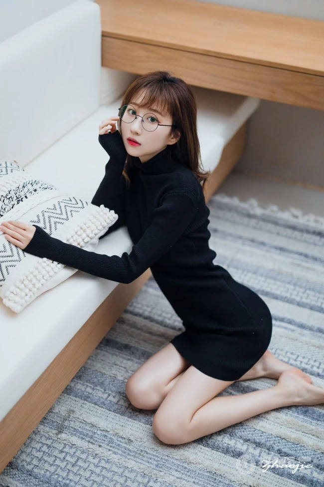 戴眼镜的可爱黑裙女生小姐姐，天生的衣服架子，怎么穿都好看！