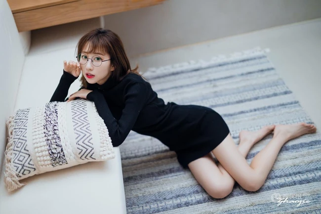 戴眼镜的可爱黑裙女生小姐姐，天生的衣服架子，怎么穿都好看！