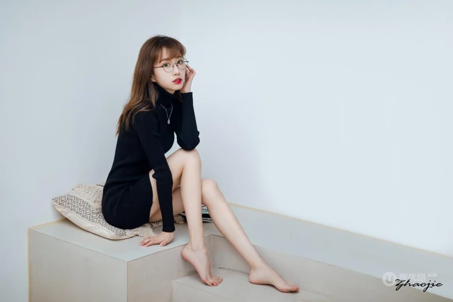 戴眼镜的可爱黑裙女生小姐姐，天生的衣服架子，怎么穿都好看！