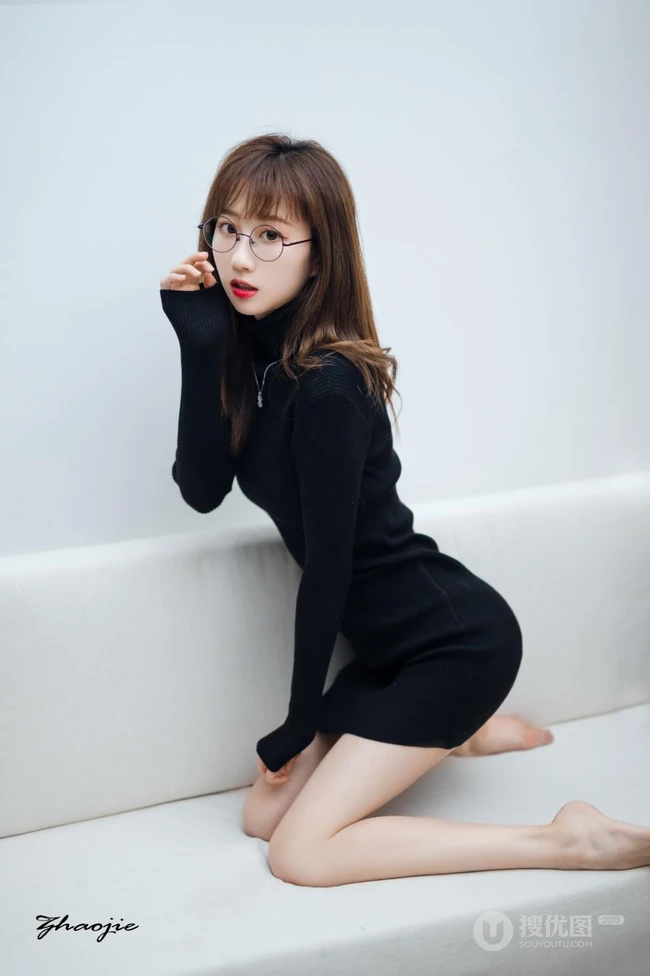 戴眼镜的可爱黑裙女生小姐姐，天生的衣服架子，怎么穿都好看！