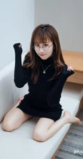 戴眼镜的可爱黑裙女生小姐姐，天生的衣服架子，怎么穿都好看！
