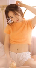 室内吃橘子的气质少女，短款装绒面上衣短裤动作豪放动人高清室内美照