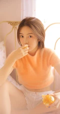室内吃橘子的气质少女，短款装绒面上衣短裤动作豪放动人高清室内美照