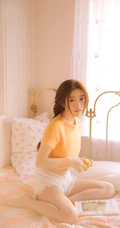 室内吃橘子的气质少女，短款装绒面上衣短裤动作豪放动人高清室内美照