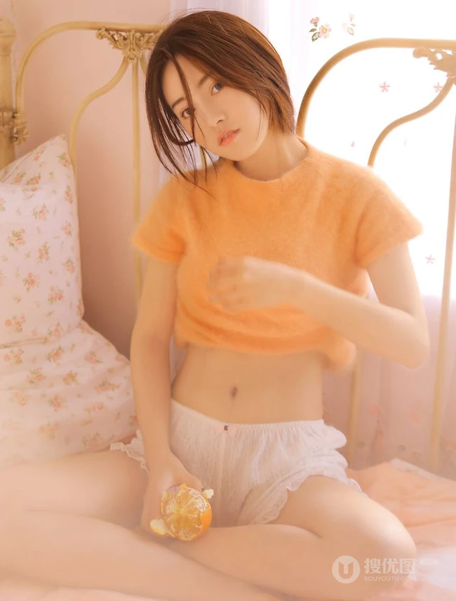 室内吃橘子的气质少女，短款装绒面上衣短裤动作豪放动人高清室内美照