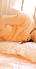 室内吃橘子的气质少女，短款装绒面上衣短裤动作豪放动人高清室内美照
