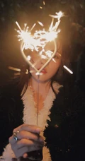 白鹿手拿小烟花夜晚户外燃放烟花浪漫可人写真美照
