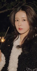白鹿手拿小烟花夜晚户外燃放烟花浪漫可人写真美照