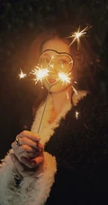 白鹿手拿小烟花夜晚户外燃放烟花浪漫可人写真美照