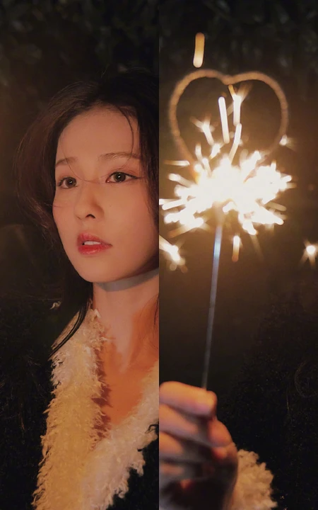 白鹿手拿小烟花夜晚户外燃放烟花浪漫可人写真美照