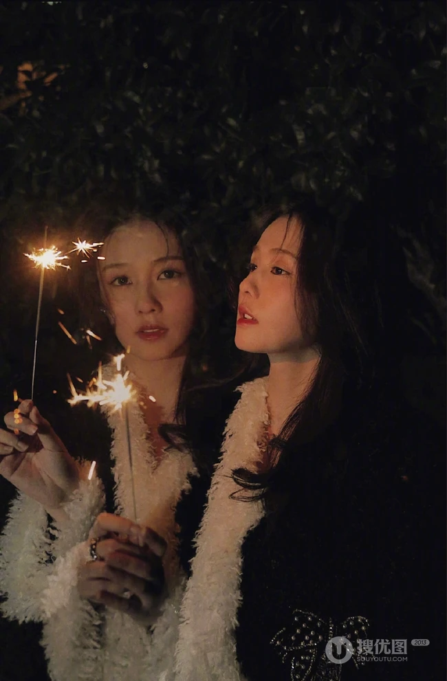 白鹿手拿小烟花夜晚户外燃放烟花浪漫可人写真美照
