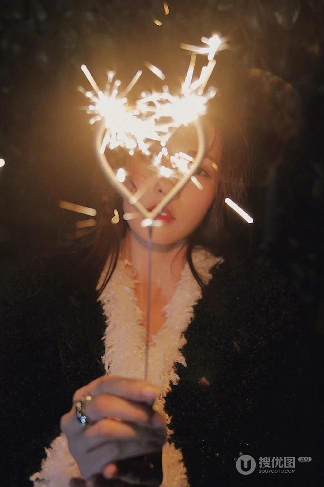 白鹿手拿小烟花夜晚户外燃放烟花浪漫可人写真美照