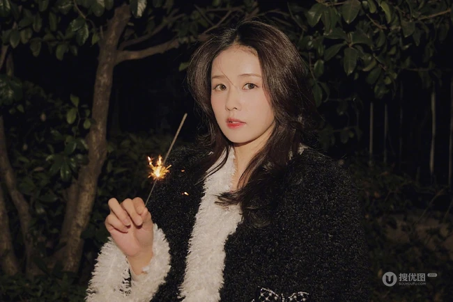 白鹿手拿小烟花夜晚户外燃放烟花浪漫可人写真美照