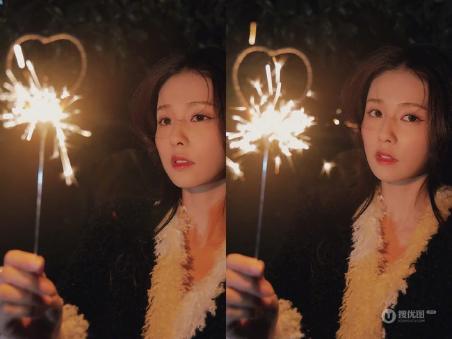 白鹿手拿小烟花夜晚户外燃放烟花浪漫可人写真美照