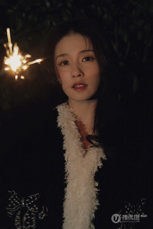 白鹿手拿小烟花夜晚户外燃放烟花浪漫可人写真美照