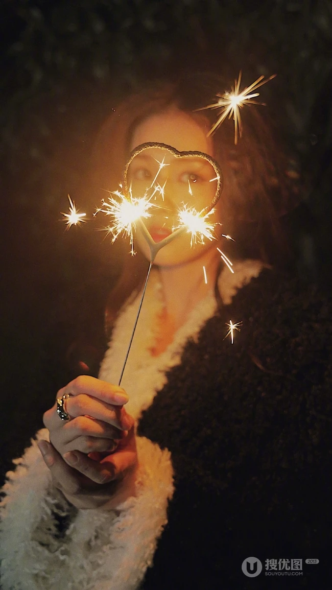 白鹿手拿小烟花夜晚户外燃放烟花浪漫可人写真美照