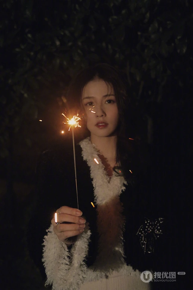 白鹿手拿小烟花夜晚户外燃放烟花浪漫可人写真美照