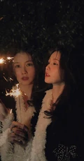白鹿手拿小烟花夜晚户外燃放烟花浪漫可人写真美照