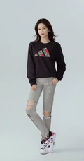 白鹿休闲黑色T恤搭配牛仔裤随性惬意写真美照