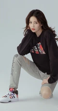 白鹿休闲黑色T恤搭配牛仔裤随性惬意写真美照