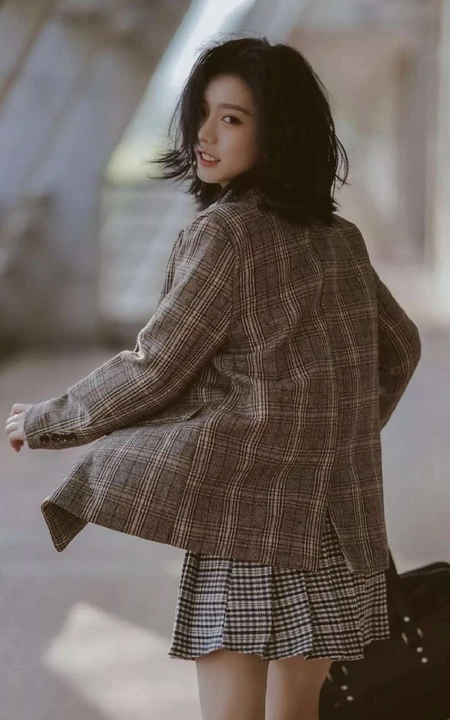 街拍美女 回眸一笑，穿格纹大衣短裙的短发美女街拍桌面壁纸图片