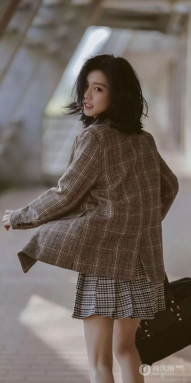 街拍美女 回眸一笑，穿格纹大衣短裙的短发美女街拍桌面壁纸图片