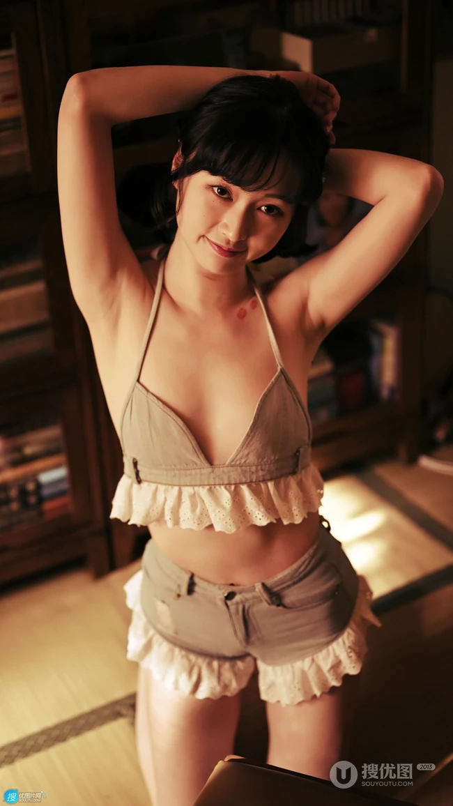 超短裤性感女孩背部特写居家写真桌面壁纸图片