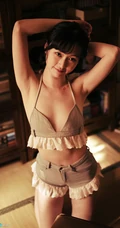 超短裤性感女孩背部特写居家写真桌面壁纸图片