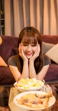 吃货少女，围着吃货围裙的微胖型可爱美少女高清桌面壁纸图片