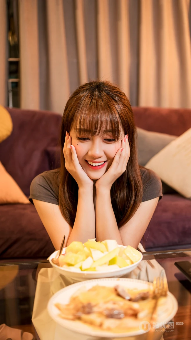 吃货少女，围着吃货围裙的微胖型可爱美少女高清桌面壁纸图片