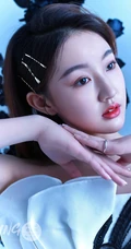 马丝桐冷艳高贵《明星爱街拍》杂志写真图片